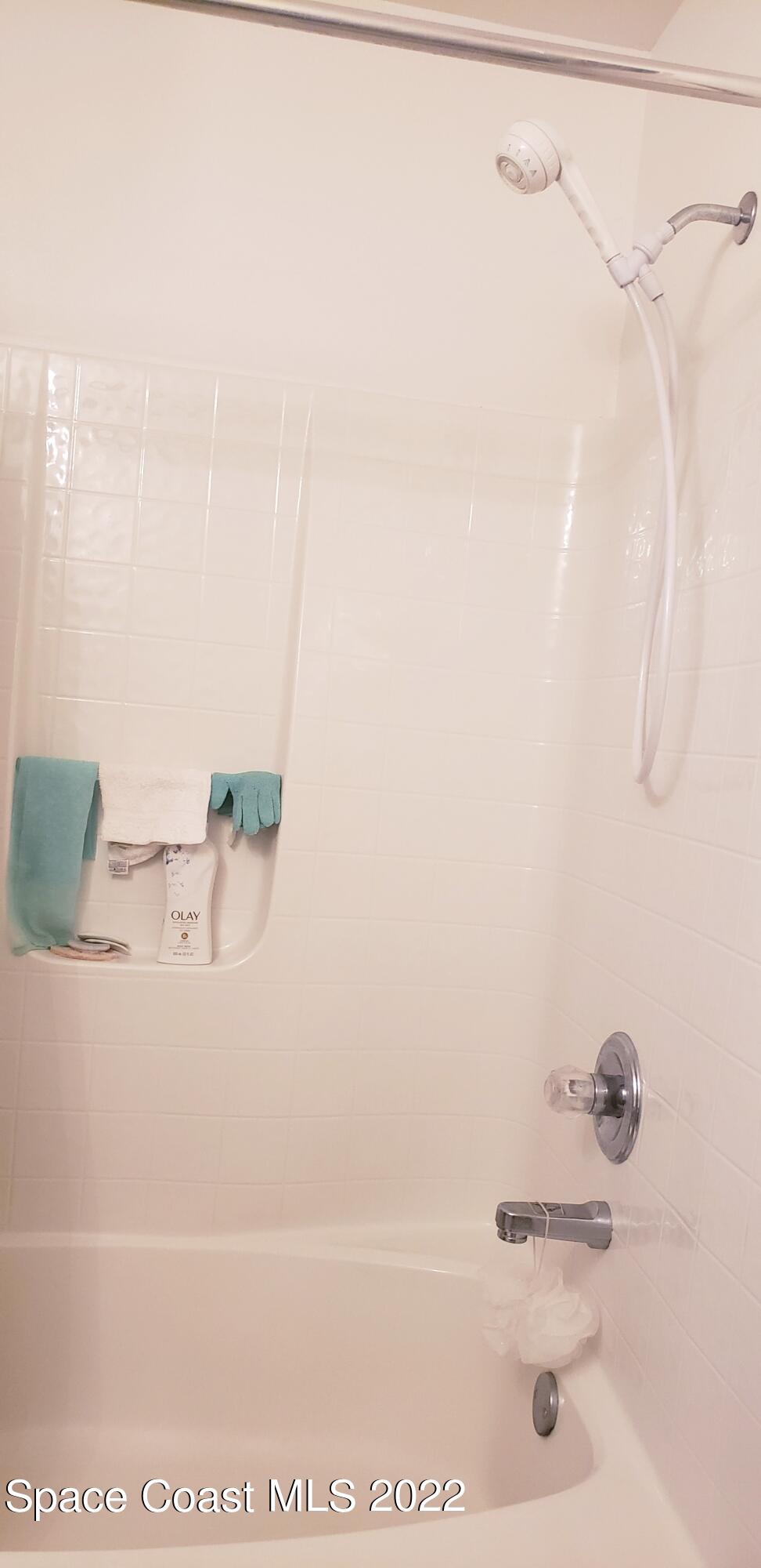 1260 Daton Road Southwest Palm Bay, FL 32908 - Photo 11 of 17 a bathroom with a bathtub