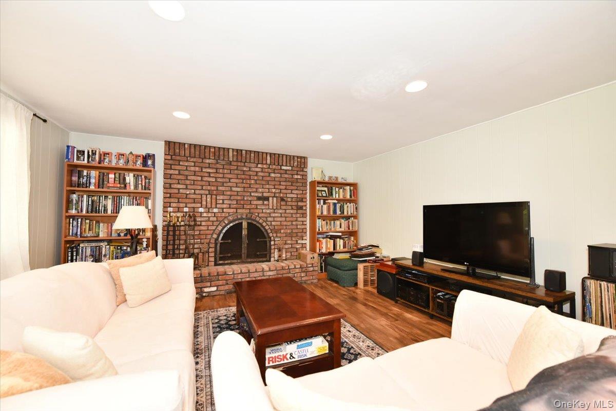 44 Peppermint Road Commack, NY 11725 - Photo 23 of 35