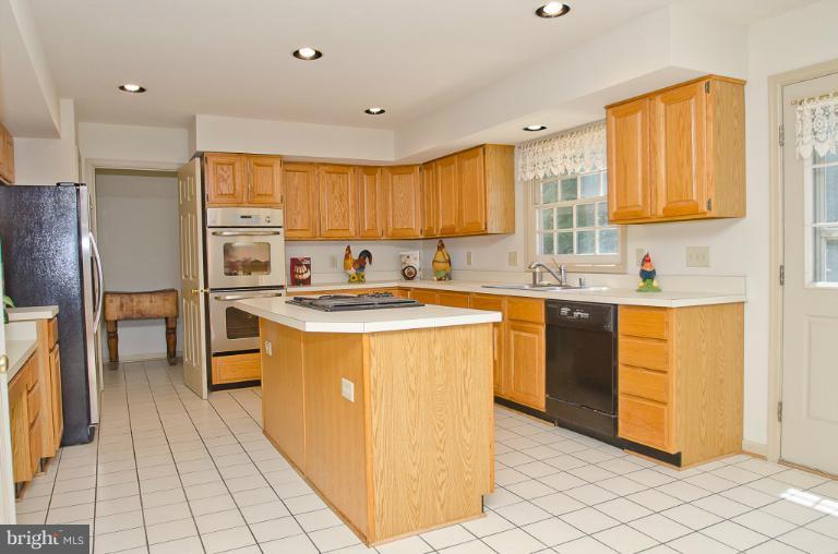 8325 Kings Ridge Court Springfield, VA 22153 - Photo 11 of 25 Kitchen