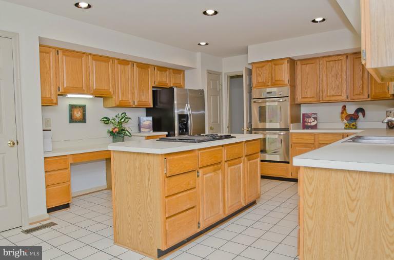 8325 Kings Ridge Court Springfield, VA 22153 - Photo 17 of 25 Kitchen