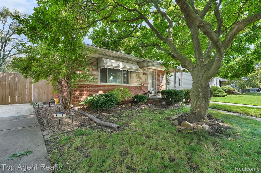 8057 Dale Center Line, MI 48015 - Photo 2 of 24