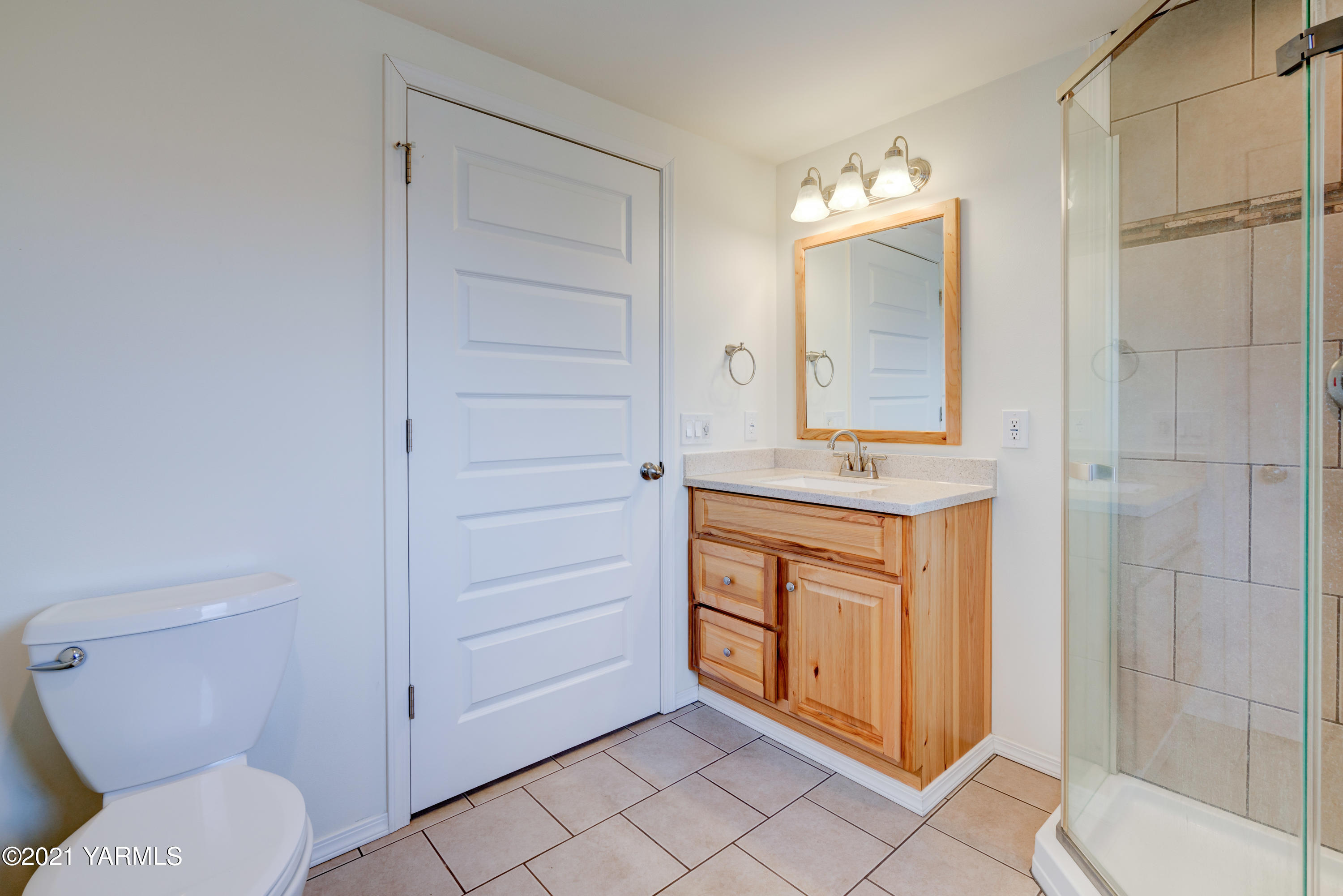 10805 Summitview Ext Road Yakima, WA 98908 - Photo 22 of 27 a bathroom with a sink a toilet and shower