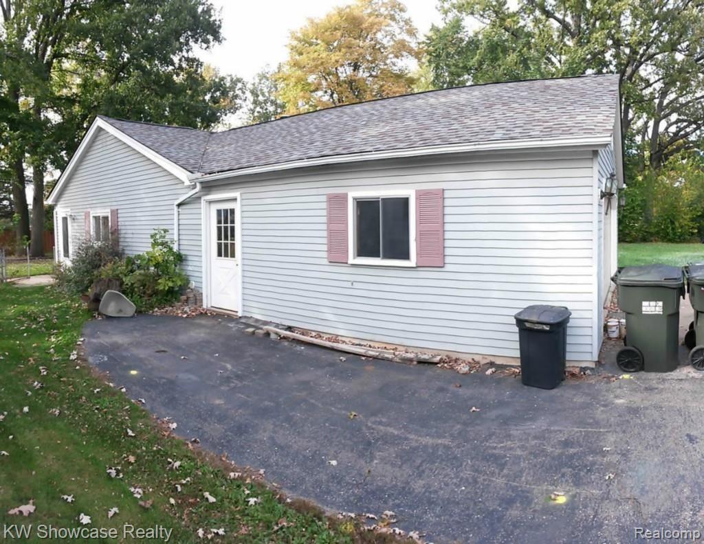 3190 Emmons Avenue Rochester, MI 48307 - Photo 22 of 27 3190-Emmons__OUTSIDE_Left_01.jpg