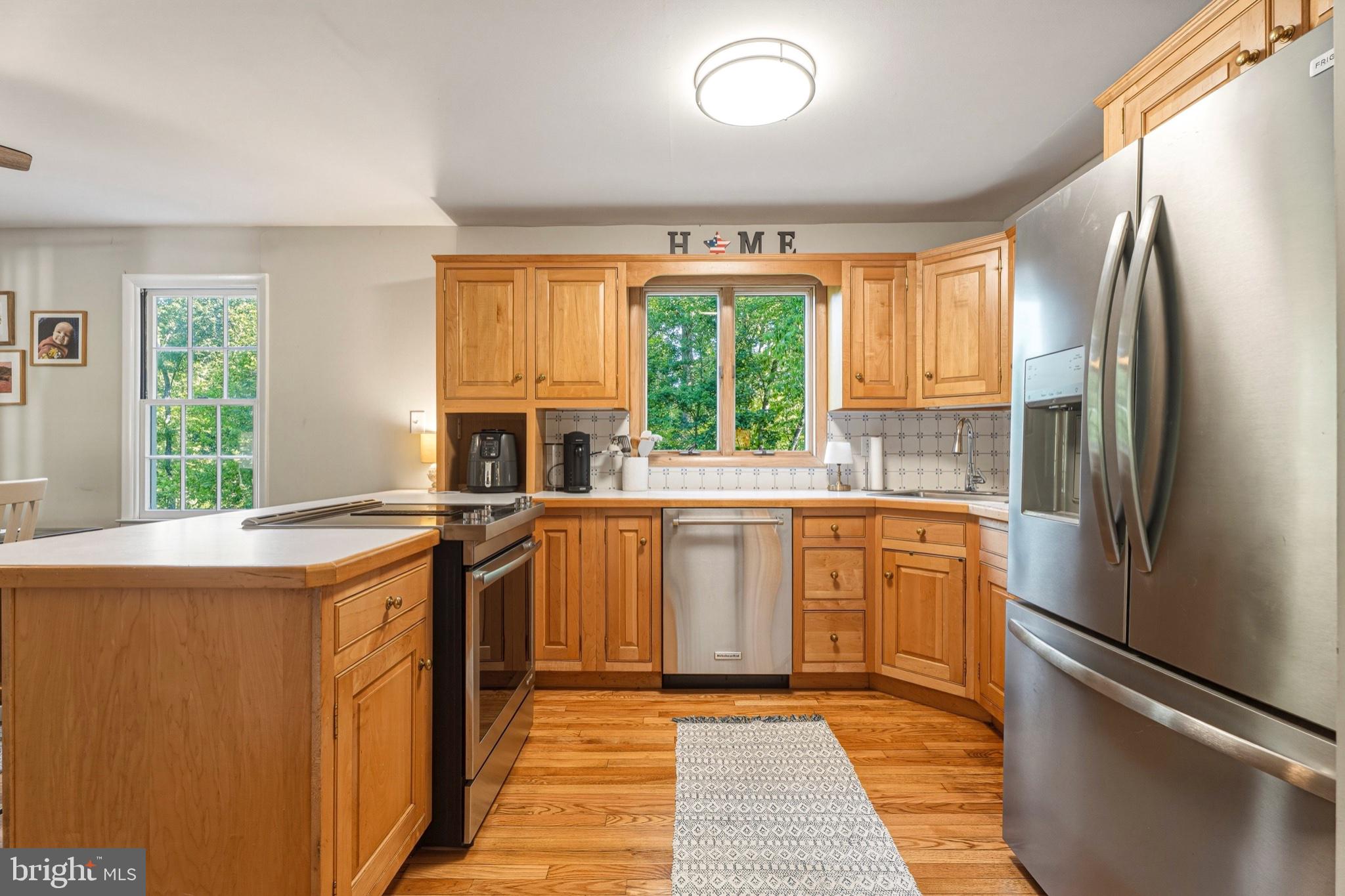 1102 Greenway Road Cockeysville, MD 21030 - Photo 14 of 47 Warm and inviting kitchen space.