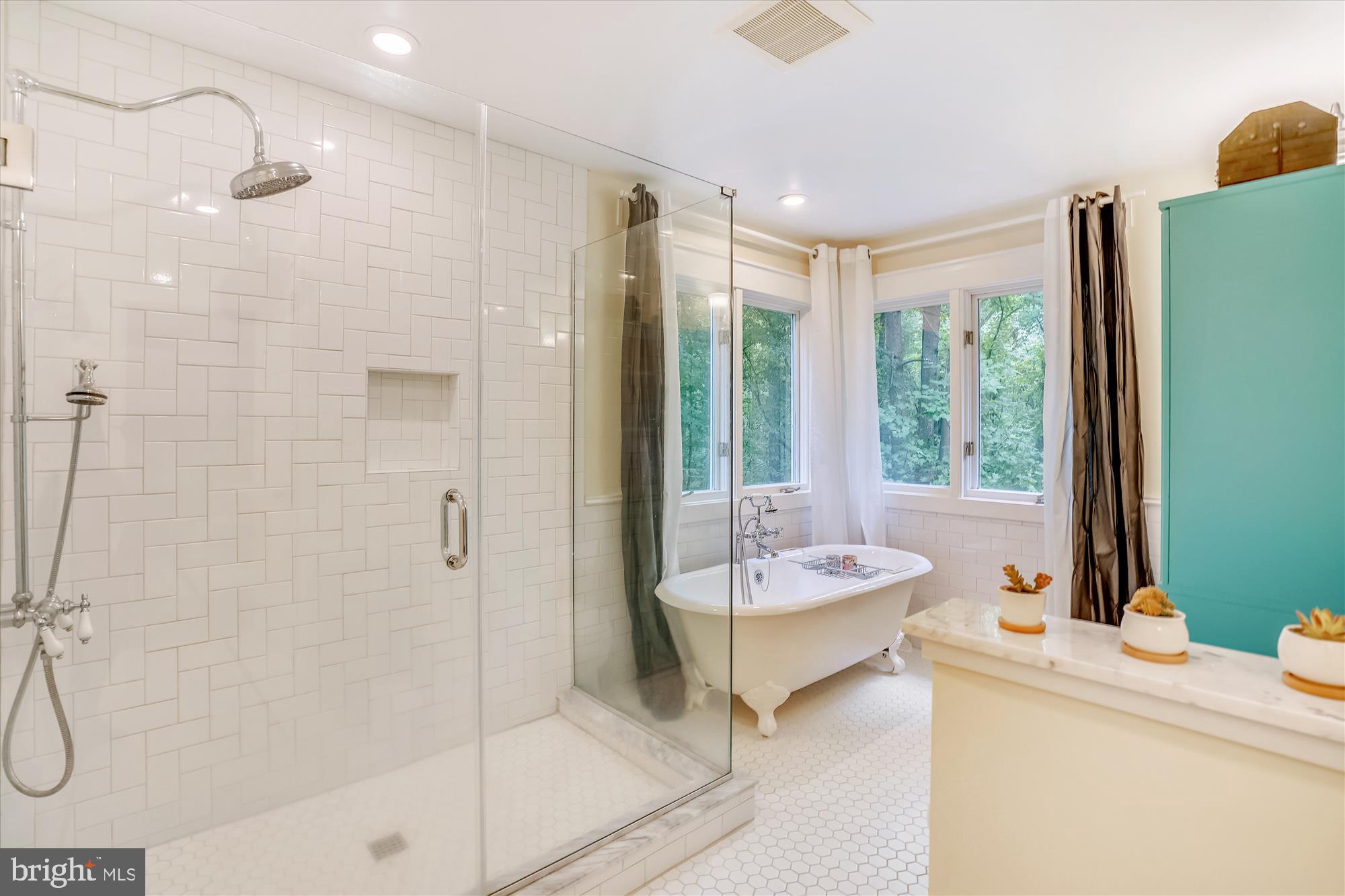 3270 Bottner Road Gambrills, MD 21054 - Photo 23 of 54 Oversized shower and slipper tub