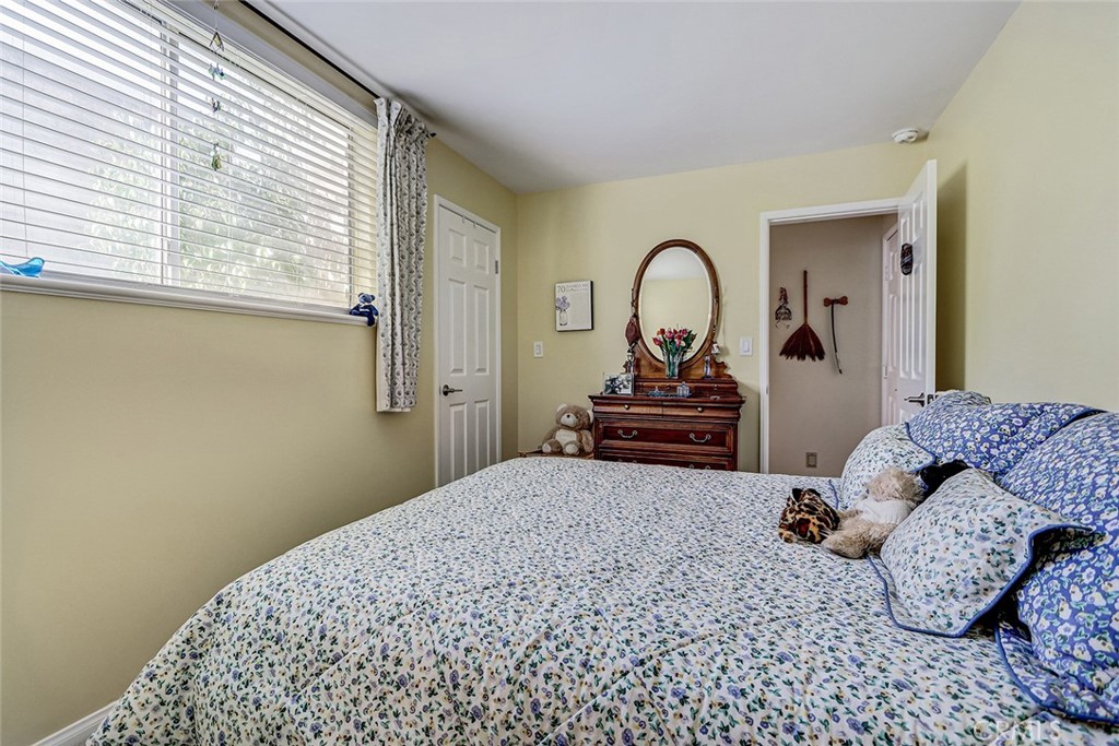 318 Penn Street, Unit 2 El Segundo, CA 90245 - Photo 27 of 28 a bedroom with a bed and a large window