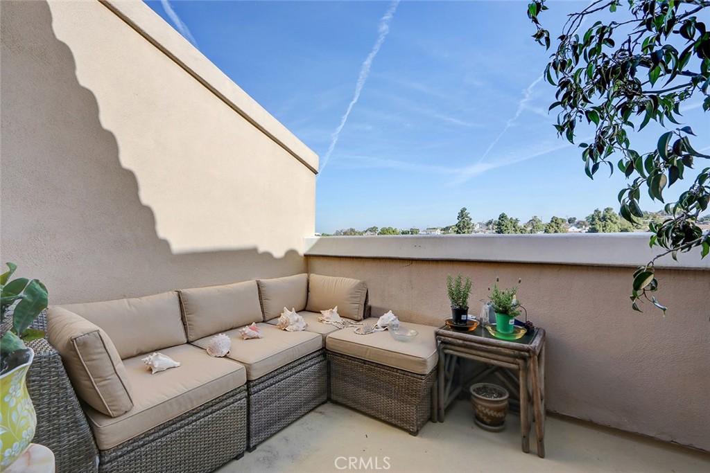 318 Penn Street, Unit 2 El Segundo, CA 90245 - Photo 28 of 28 a living room with furniture and a potted plant