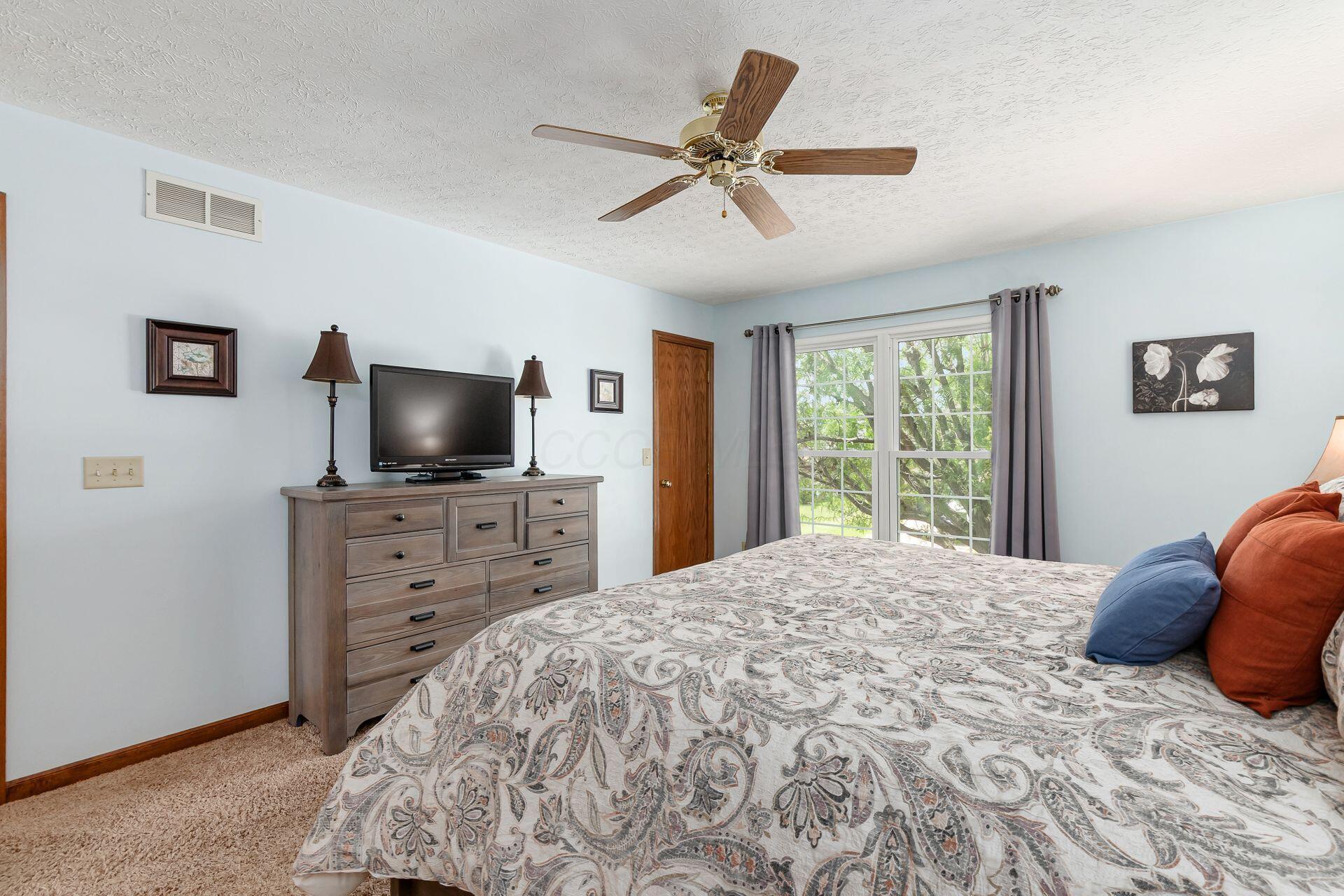 1042 Rousseau Lane Galloway, OH 43119 - Photo 25 of 47 023_ Ln Galloway OH 43119 USA