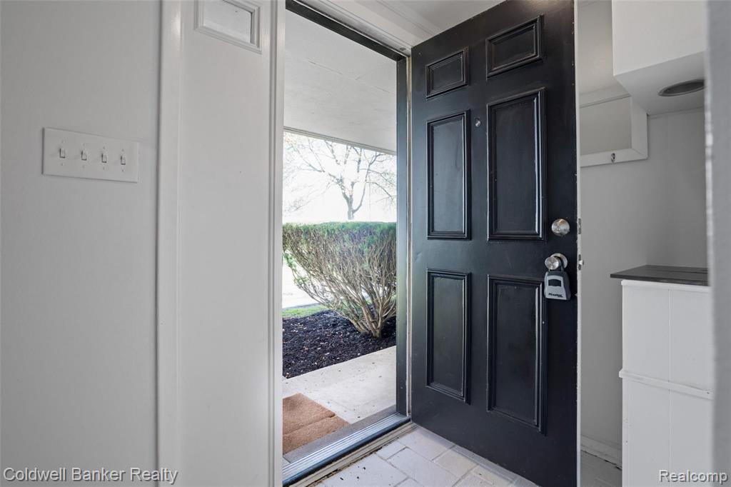 1272 East Square Lake Road Bloomfield Hills, MI 48304 - Photo 5 of 36