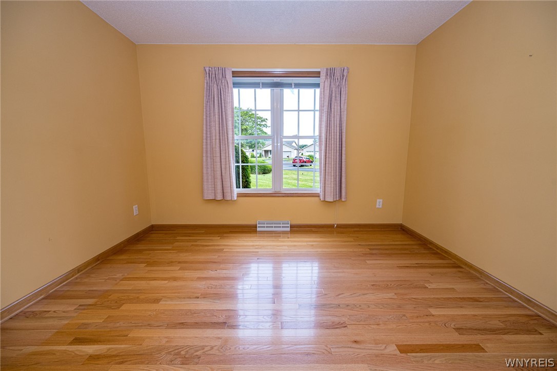 5 Alexander Parkway Pendleton, NY 14120 - Photo 23 of 49 Front bedroom