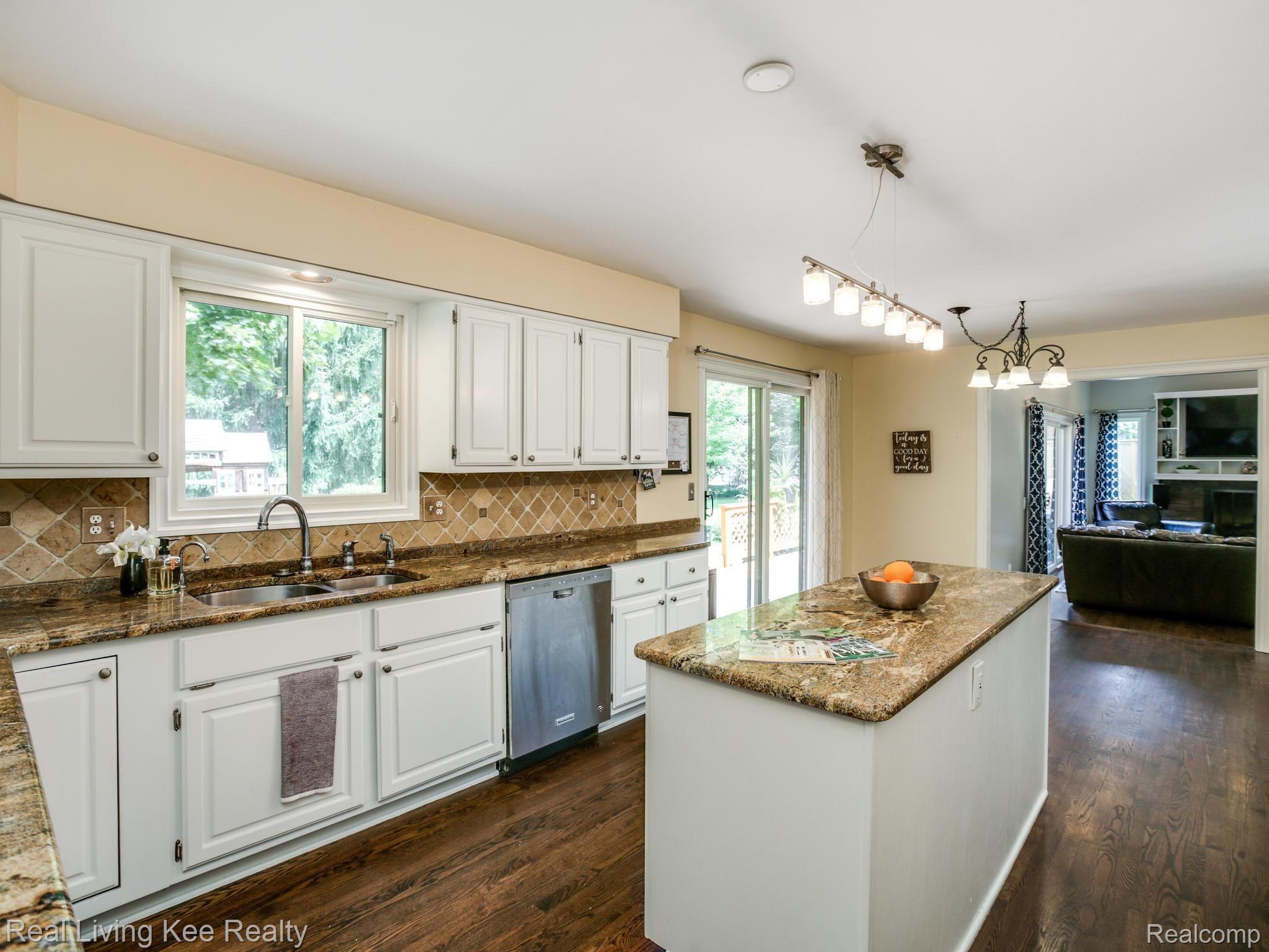 2412 Munster Road Rochester, MI 48309 - Photo 10 of 40 White raised panel cabinets/ beautiful granite counters/ tumbled marble backsplash / solid wood floors