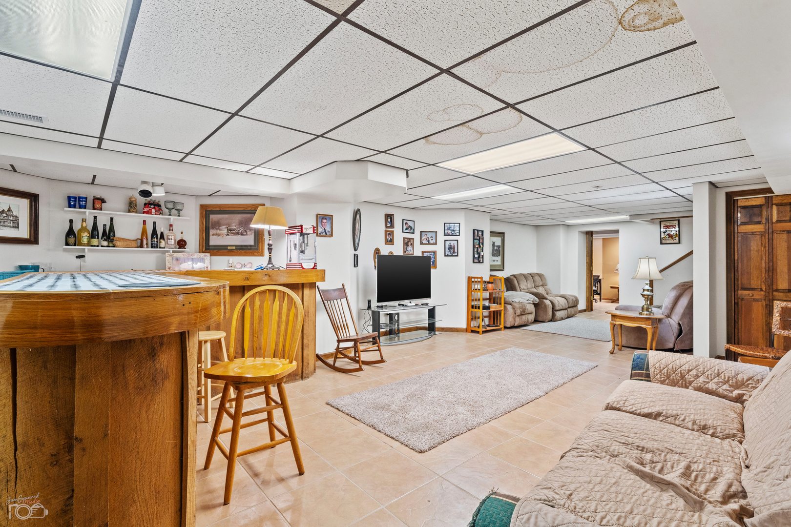 16015 West Baker Road Manhattan, IL 60442 - Photo 54 of 66 a view of a livingroom with furniture and a garage