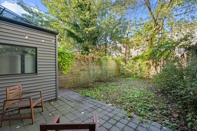 a view of a backyard