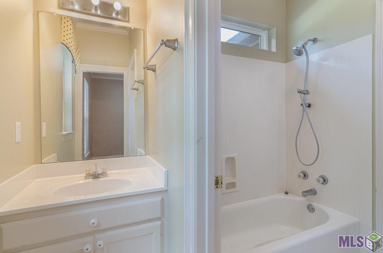 16151 Indigo Ridge Avenue Baton Rouge, LA 70817 - Photo 13 of 26 Jack/Jill Bath