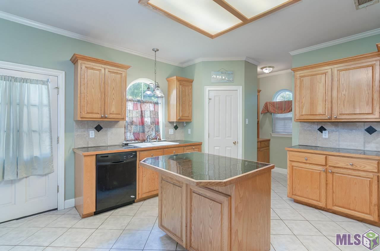 16151 Indigo Ridge Avenue Baton Rouge, LA 70817 - Photo 5 of 26 Large Kitchen