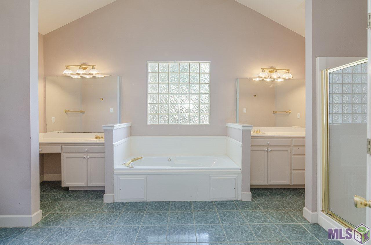 16151 Indigo Ridge Avenue Baton Rouge, LA 70817 - Photo 9 of 26 Spacious Master Bathroom