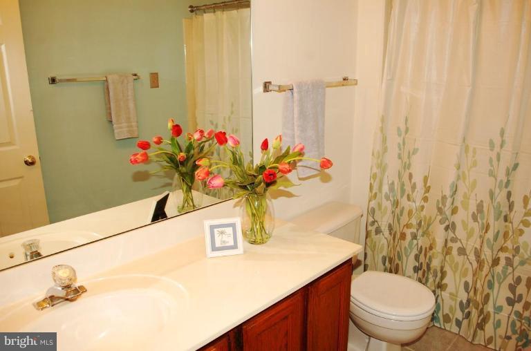 Adjacent Full Bath to Bedroom 2