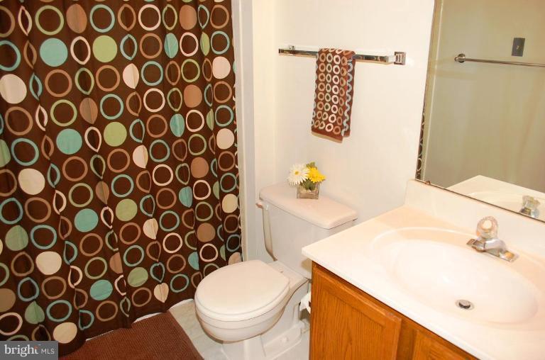 9575 Kings Grant Road Laurel, MD 20723 - Photo 9 of 24 Full En Suite Bath - Bedroom 1