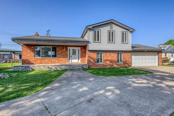 $590,000 | 22770 Worthington Court, St. Clair Shores, MI 48081