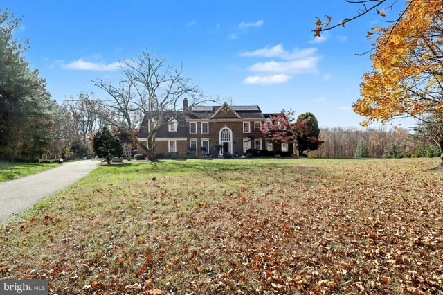 a view of house with a big yard
