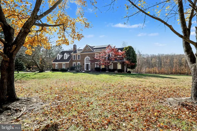 a view of a yard with a house