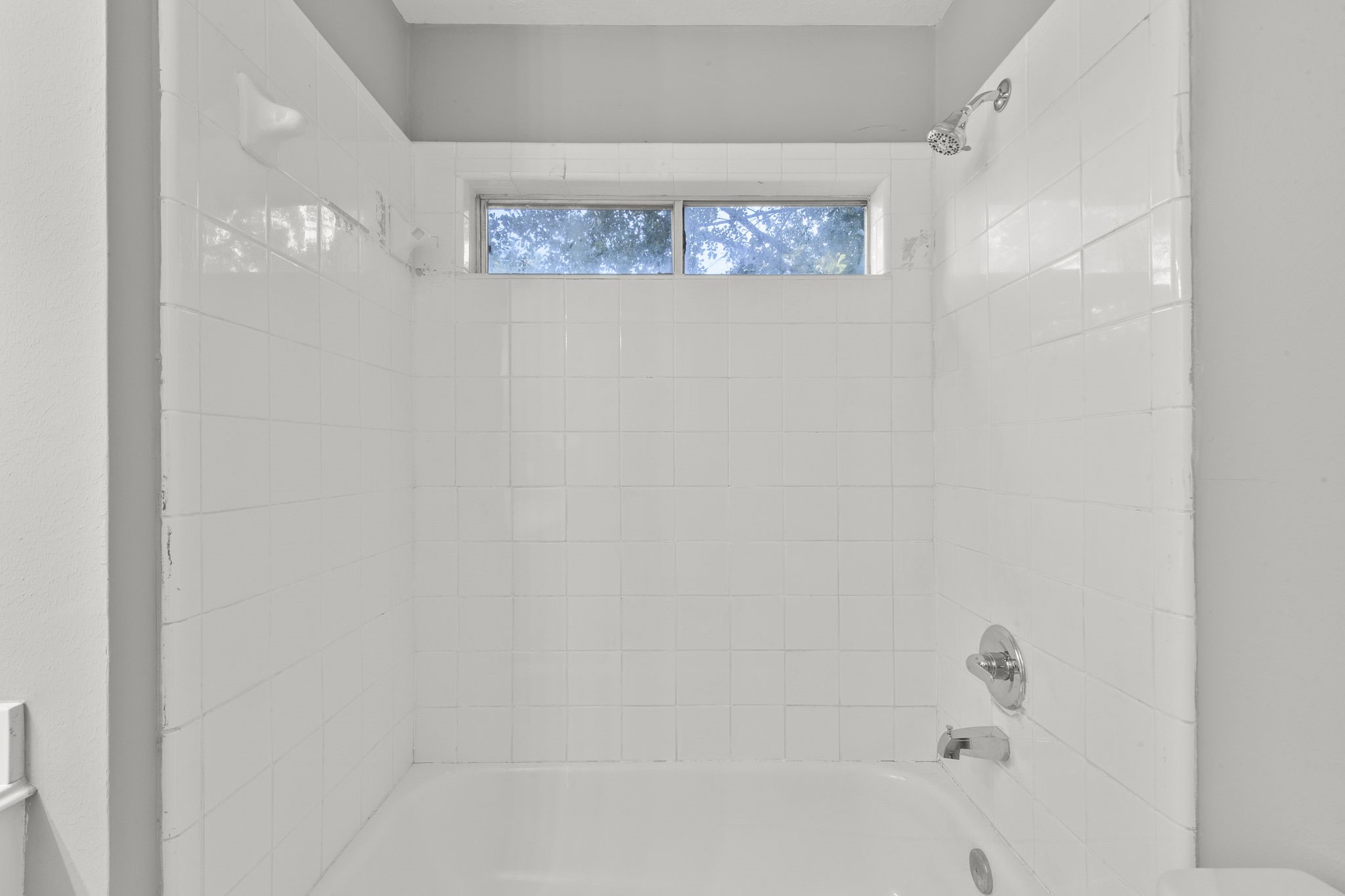 8550 Waiting Spring Circle Houston, TX 77095 - Photo 14 of 32 a bathroom with a bathtub