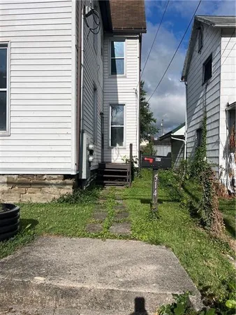 a view of a house with a yard