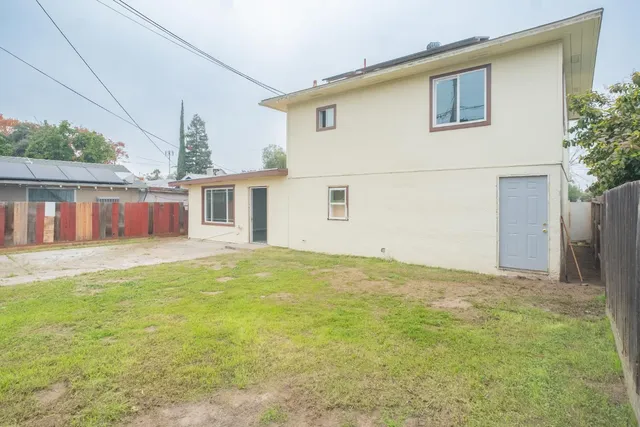 a view of a back yard