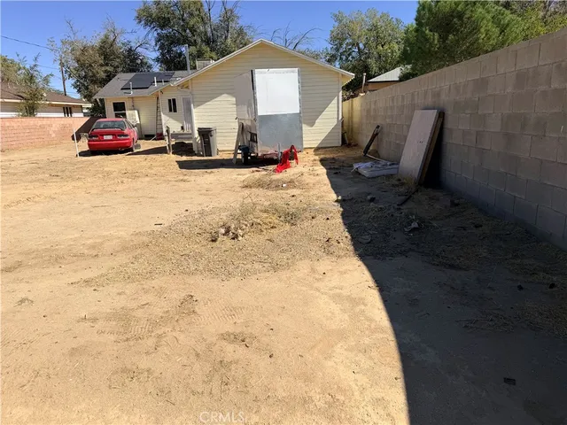 a view of a back yard of the house