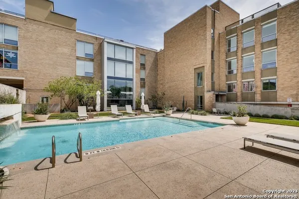 a view of yard with tree