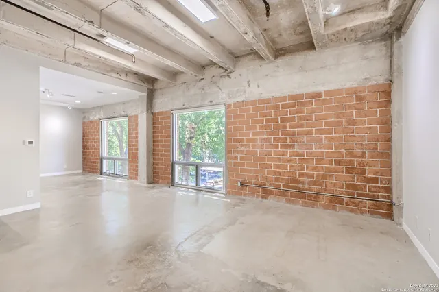 a view of a big room with closet and windows