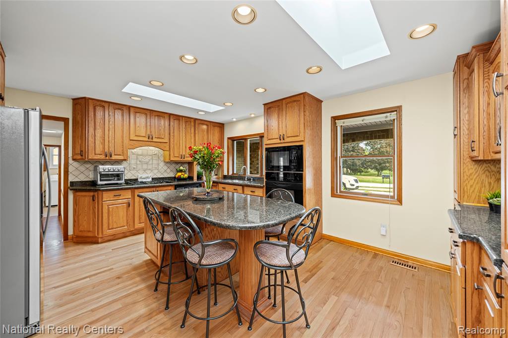 26131 Pleasant Valley Road Farmington Hills, MI 48331 - Photo 15 of 61