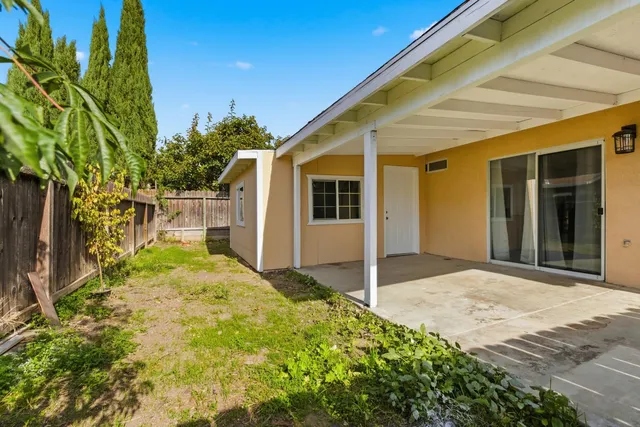 a view of backyard of the house