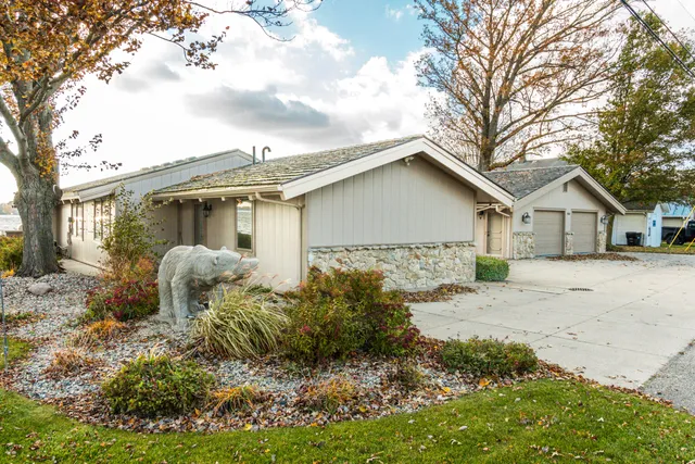 $1,100,000 | 564 Lake Drive, Coldwater, MI 49036