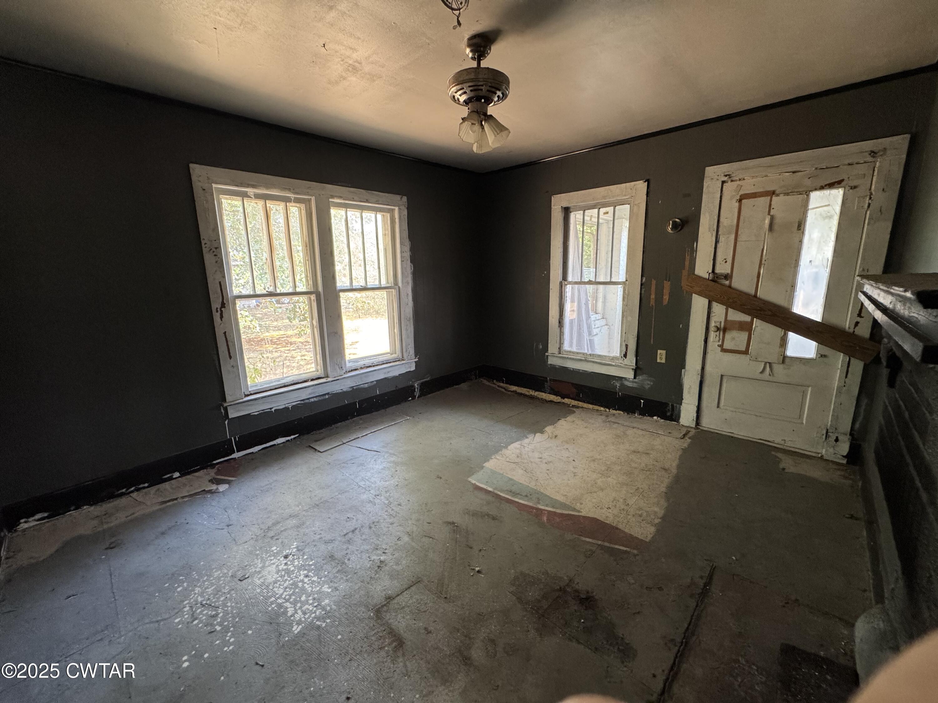 206 Medina Highway Milan, TN 38358 - Photo 4 of 10 a view of an empty room with a window