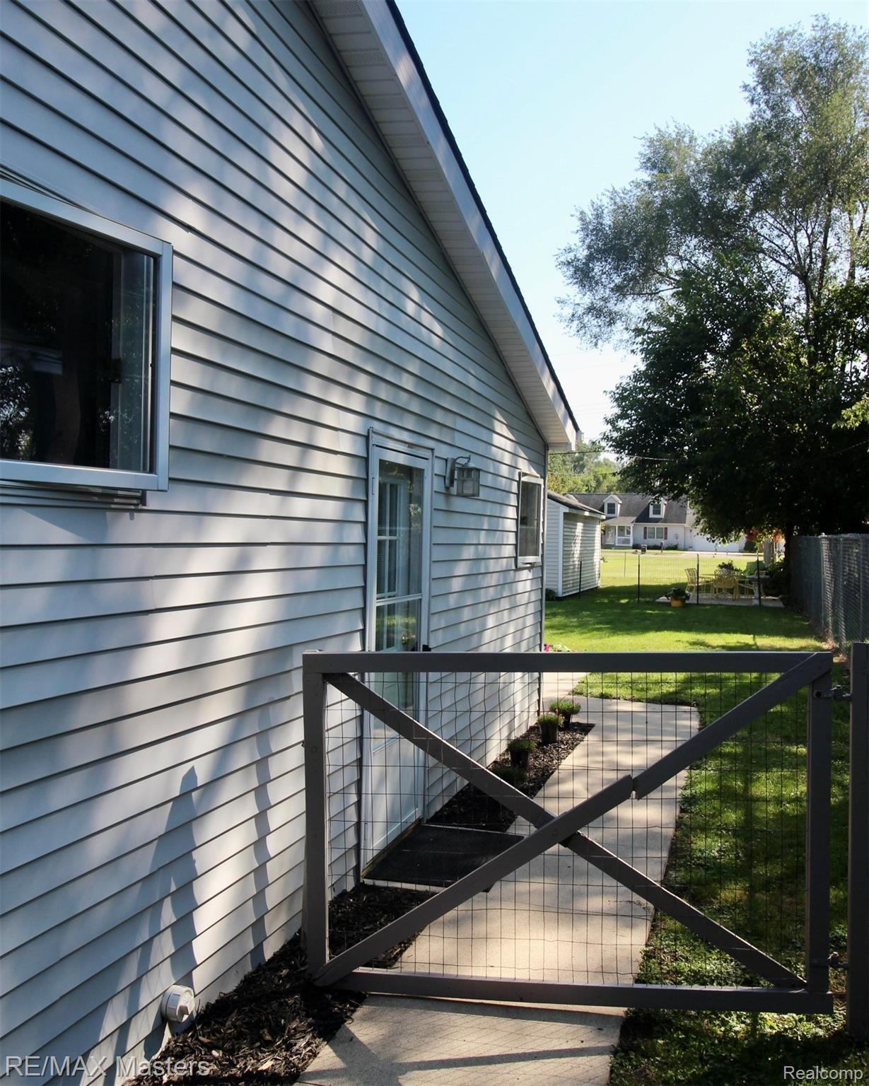 36549 Indiana Road New Boston, MI 48164 - Photo 29 of 29 IMG_9682.JPG