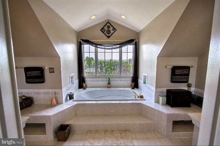13929 Rockingham Road Germantown, MD 20874 - Photo 29 of 30 Owners' bath soaking tub