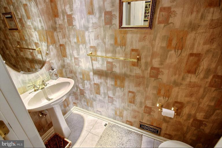 13929 Rockingham Road Germantown, MD 20874 - Photo 4 of 30 Main level- Powder room