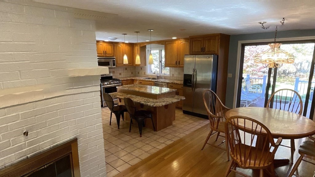 16 Bishop Road Rochester, MA 02770 - Photo 8 of 38