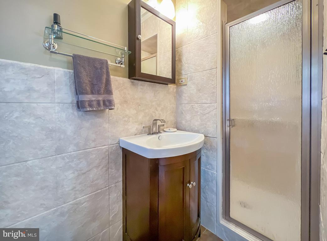 701 Chapel Road Cinnaminson, NJ 08077 - Photo 42 of 53 Second Bedroom En-Suite