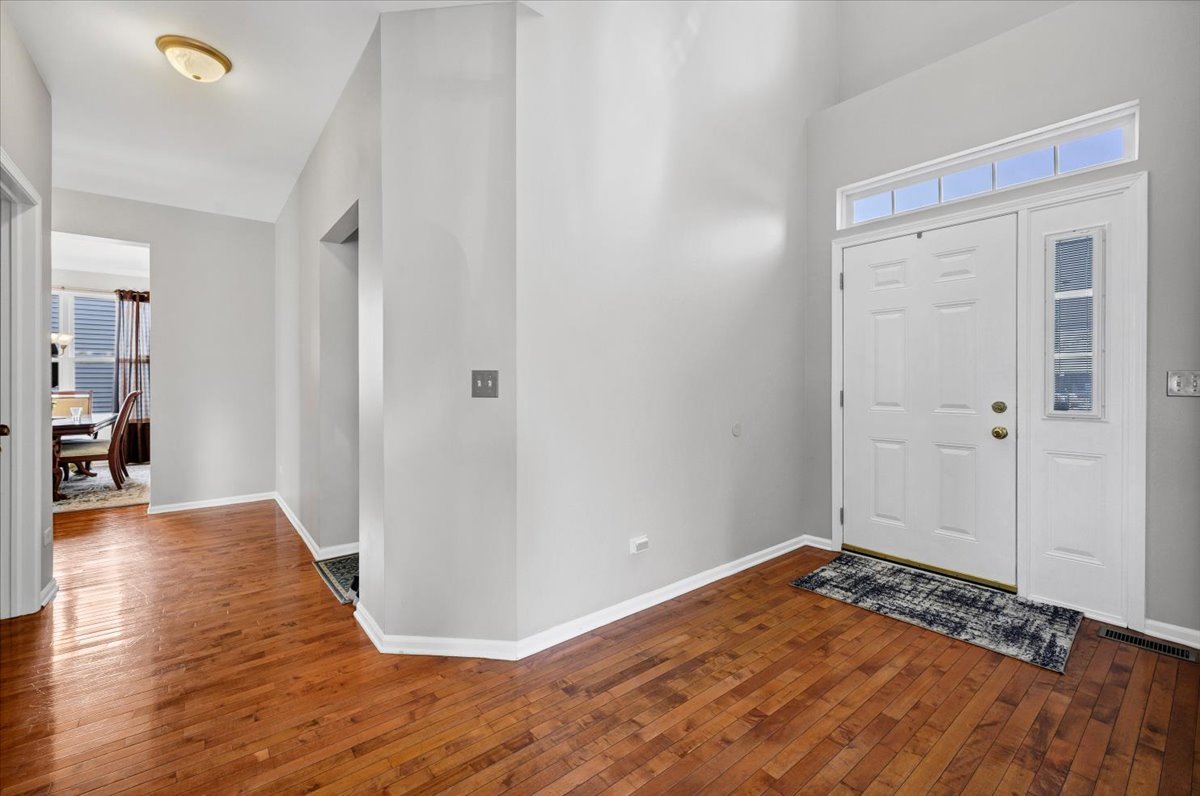 322 Zinnia Drive Romeoville, IL 60446 - Photo 6 of 42 a view of a livingroom with wooden floor
