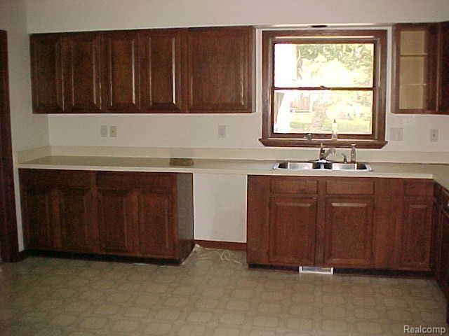 3270 Devondale Road Rochester, MI 48309 - Photo 8 of 25 kitchen