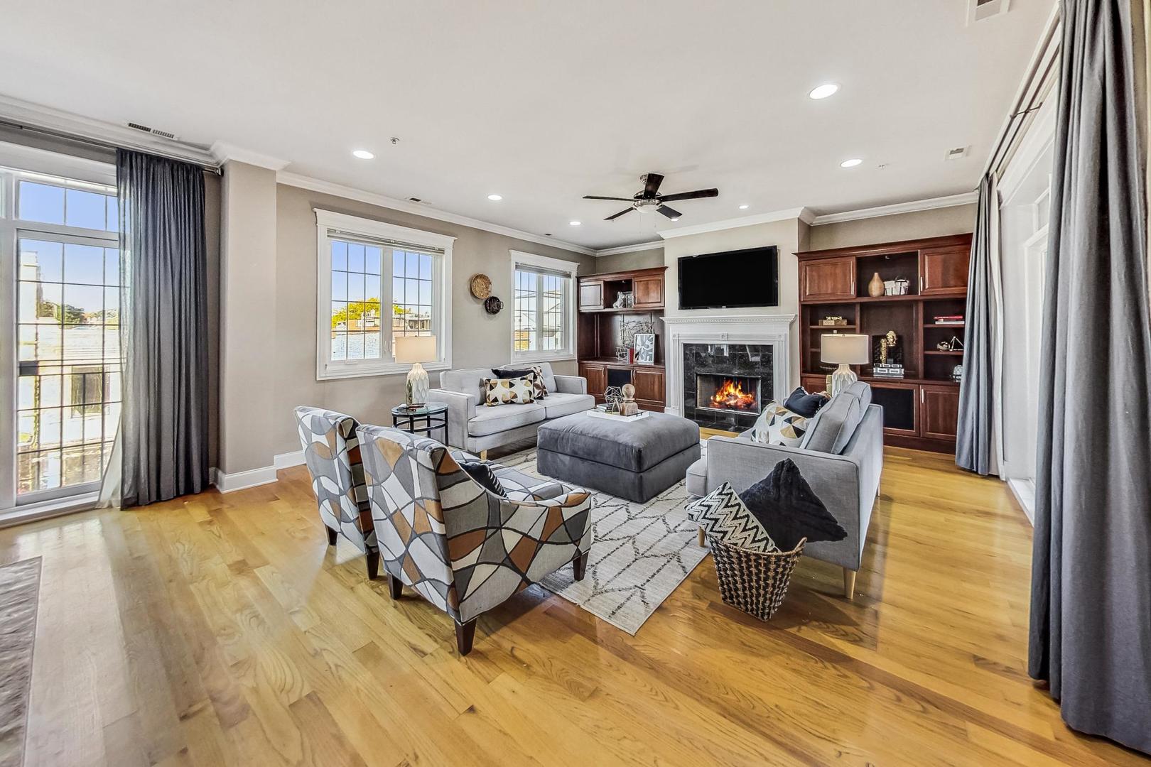 1453 West Irving Park Road, Unit 302 Chicago, IL 60613 - Photo 3 of 22 Gallery Image 3