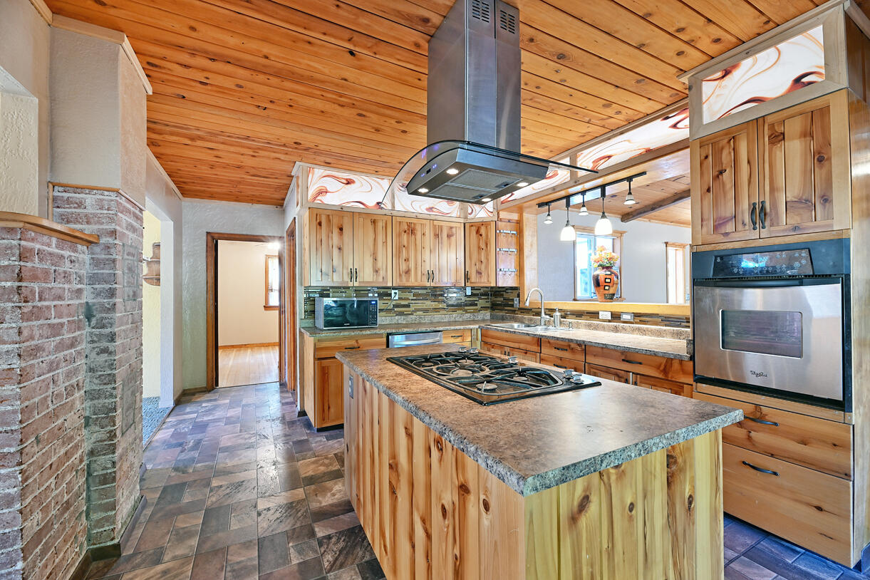 1040 Garner Road Cave Junction, OR 97523 - Photo 5 of 50 Kitchen