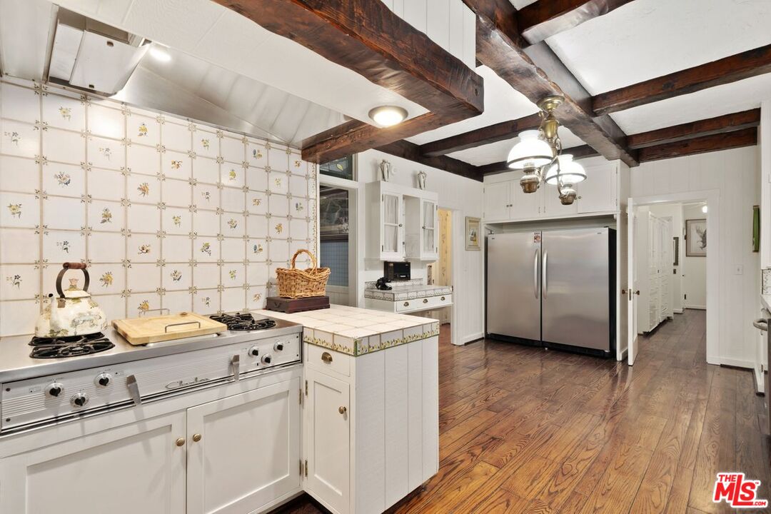 201 North Rossmore Avenue Los Angeles, CA 90004 - Photo 12 of 34