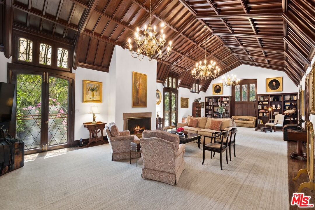 201 North Rossmore Avenue Los Angeles, CA 90004 - Photo 2 of 34