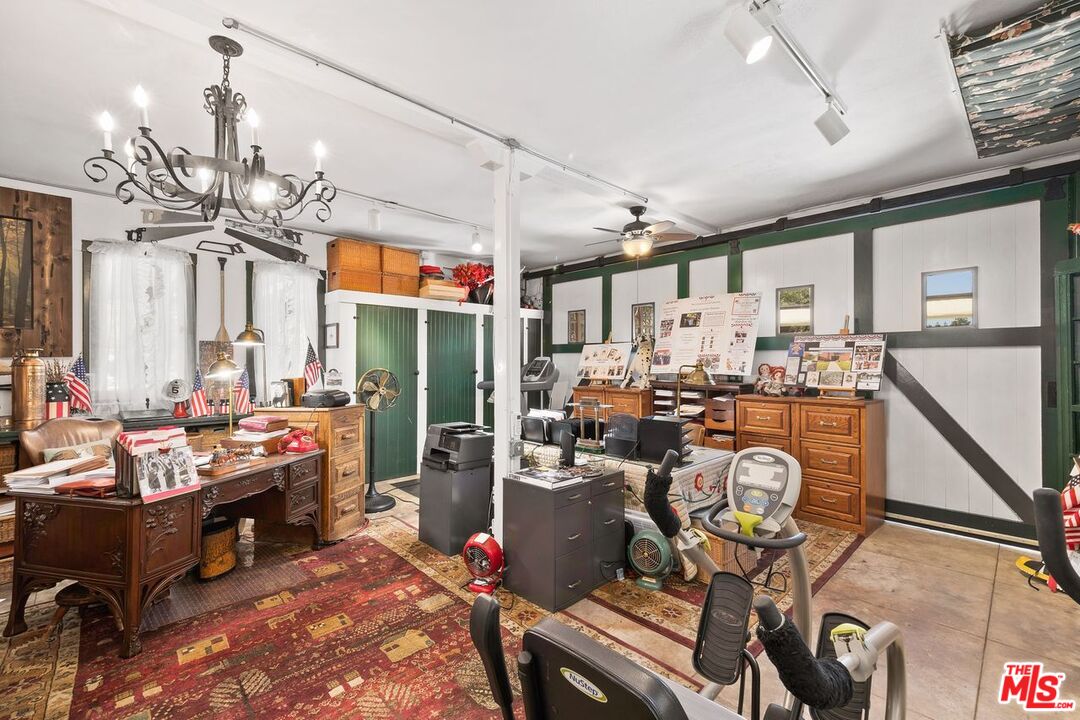 201 North Rossmore Avenue Los Angeles, CA 90004 - Photo 24 of 34