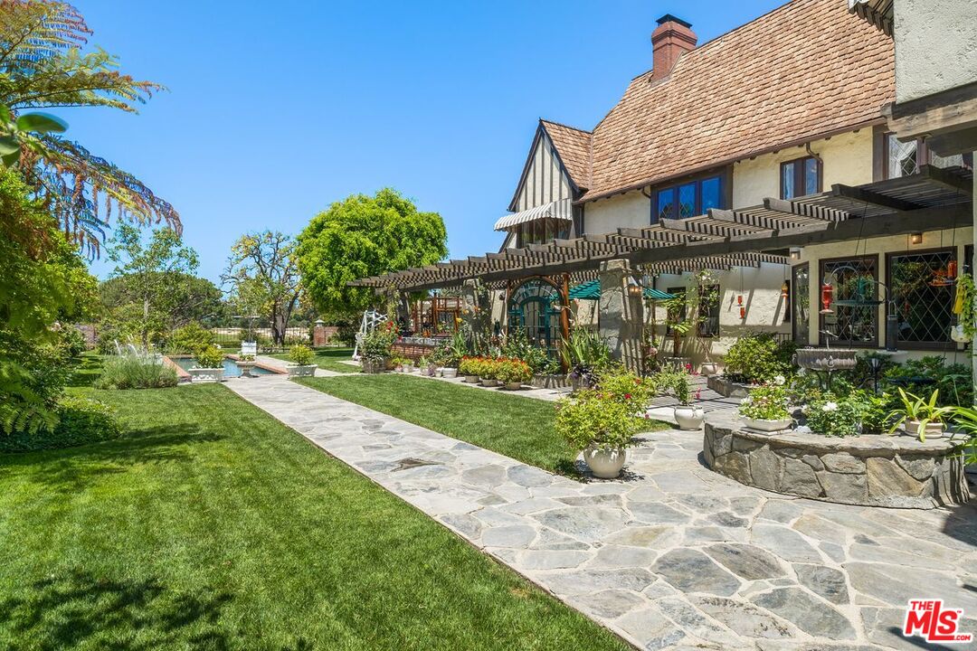 201 North Rossmore Avenue Los Angeles, CA 90004 - Photo 28 of 34