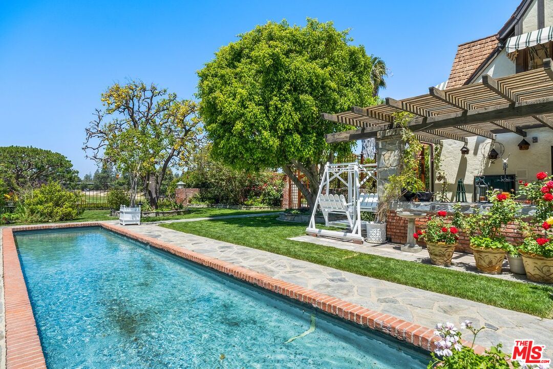 201 North Rossmore Avenue Los Angeles, CA 90004 - Photo 30 of 34