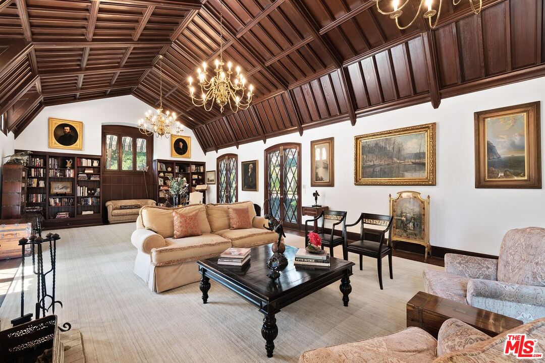 201 North Rossmore Avenue Los Angeles, CA 90004 - Photo 3 of 34